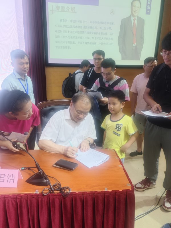 堆财网 从褚君浩院士到包起帆教授，这个学堂更新半数师资，让打工人0元完成AI升级
