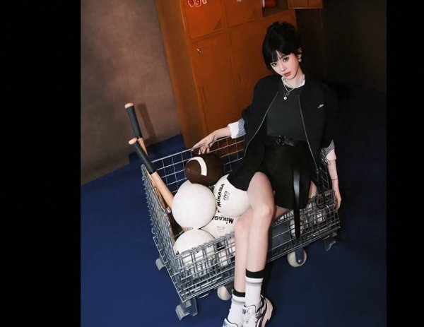 火配资 鞠婧祎烟熏妆出镜，魅惑复古又美又飒